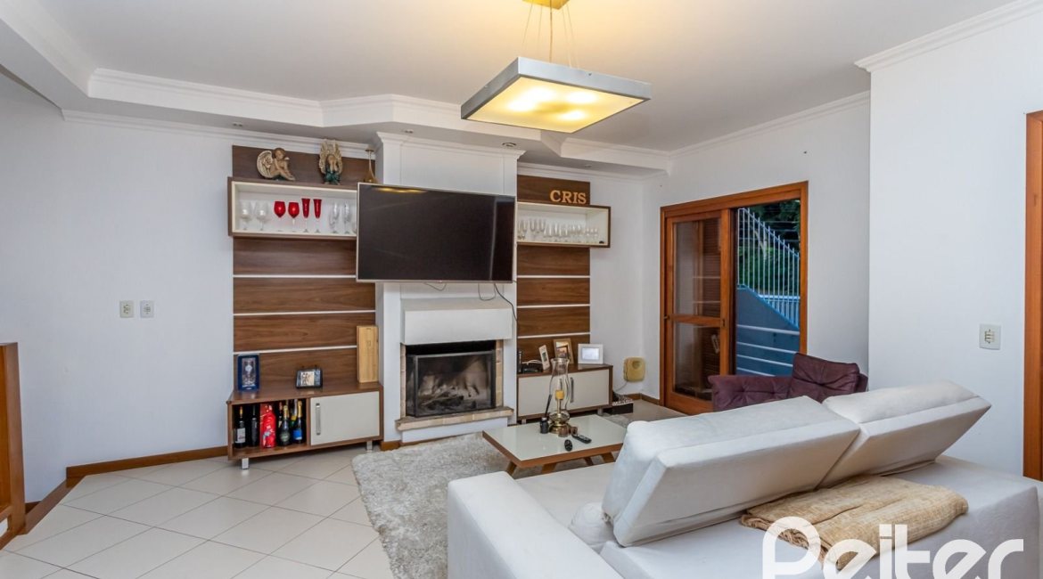 Casa à venda com 262m², 3 dormitórios, 1 suíte, 4 vagas, no bairro Ipanema em Porto Alegre