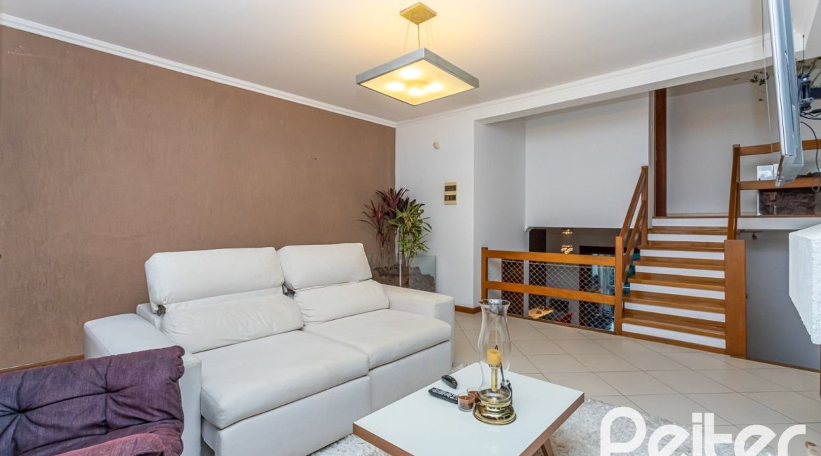 Casa à venda com 262m², 3 dormitórios, 1 suíte, 4 vagas, no bairro Ipanema em Porto Alegre