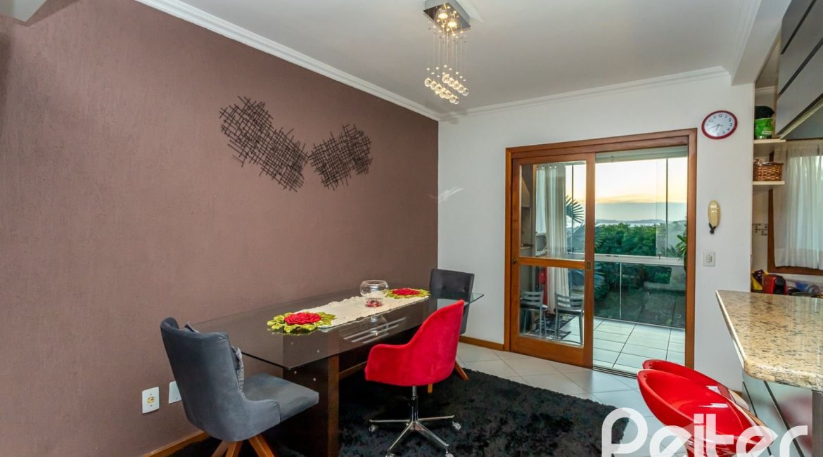 Casa à venda com 262m², 3 dormitórios, 1 suíte, 4 vagas, no bairro Ipanema em Porto Alegre