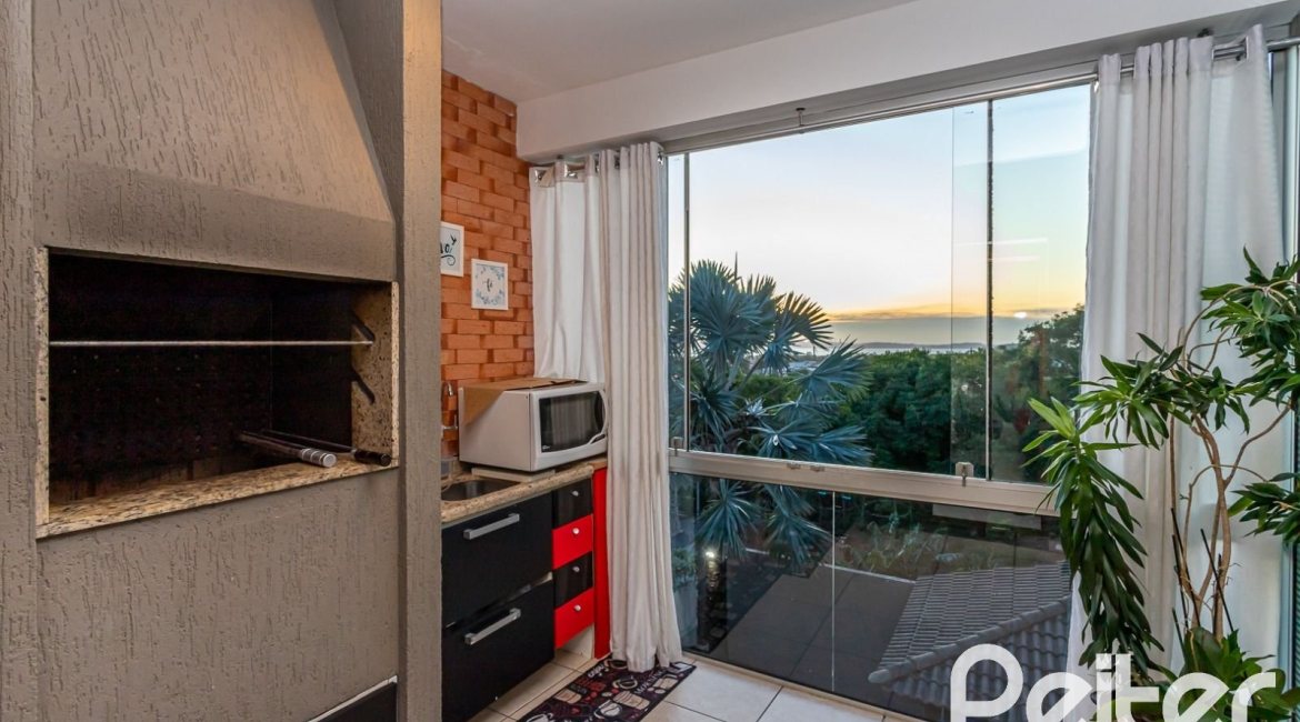 Casa à venda com 262m², 3 dormitórios, 1 suíte, 4 vagas, no bairro Ipanema em Porto Alegre