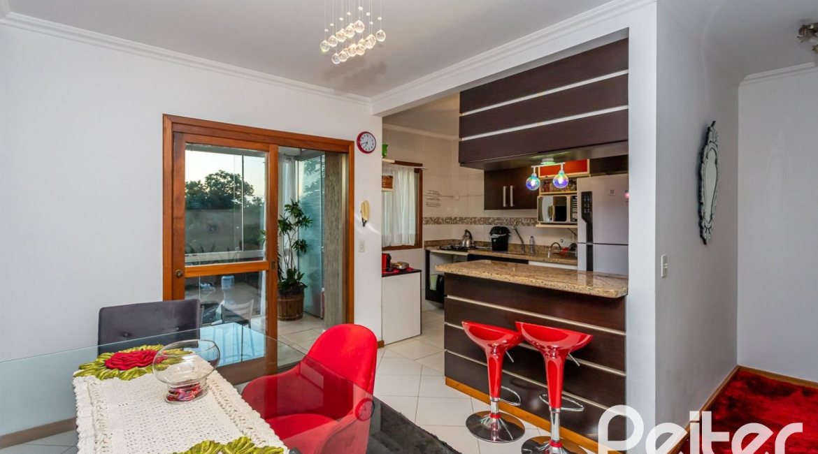 Casa à venda com 262m², 3 dormitórios, 1 suíte, 4 vagas, no bairro Ipanema em Porto Alegre