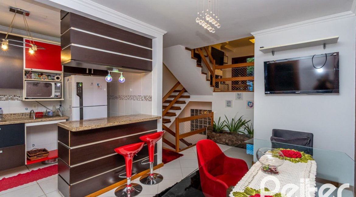 Casa à venda com 262m², 3 dormitórios, 1 suíte, 4 vagas, no bairro Ipanema em Porto Alegre