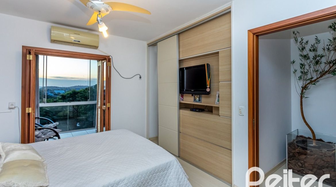 Casa à venda com 262m², 3 dormitórios, 1 suíte, 4 vagas, no bairro Ipanema em Porto Alegre