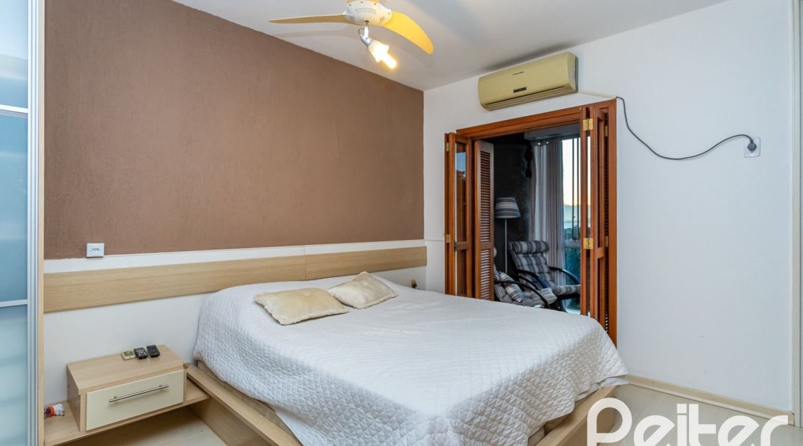 Casa à venda com 262m², 3 dormitórios, 1 suíte, 4 vagas, no bairro Ipanema em Porto Alegre