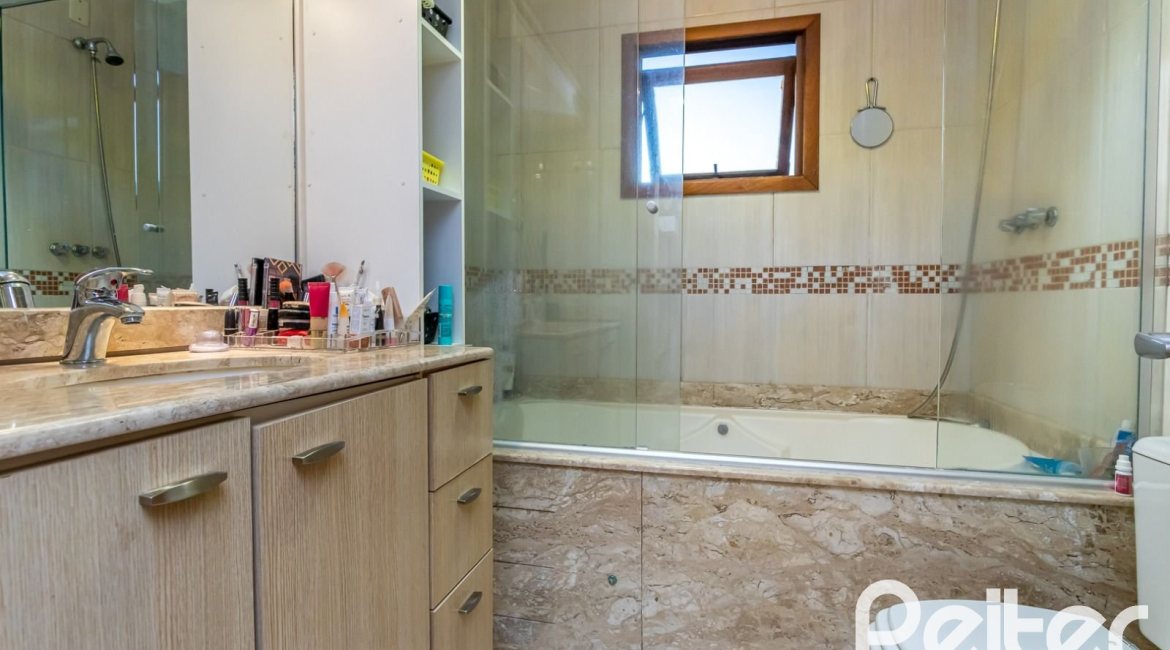 Casa à venda com 262m², 3 dormitórios, 1 suíte, 4 vagas, no bairro Ipanema em Porto Alegre