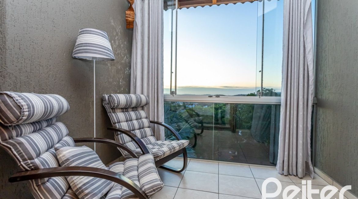 Casa à venda com 262m², 3 dormitórios, 1 suíte, 4 vagas, no bairro Ipanema em Porto Alegre