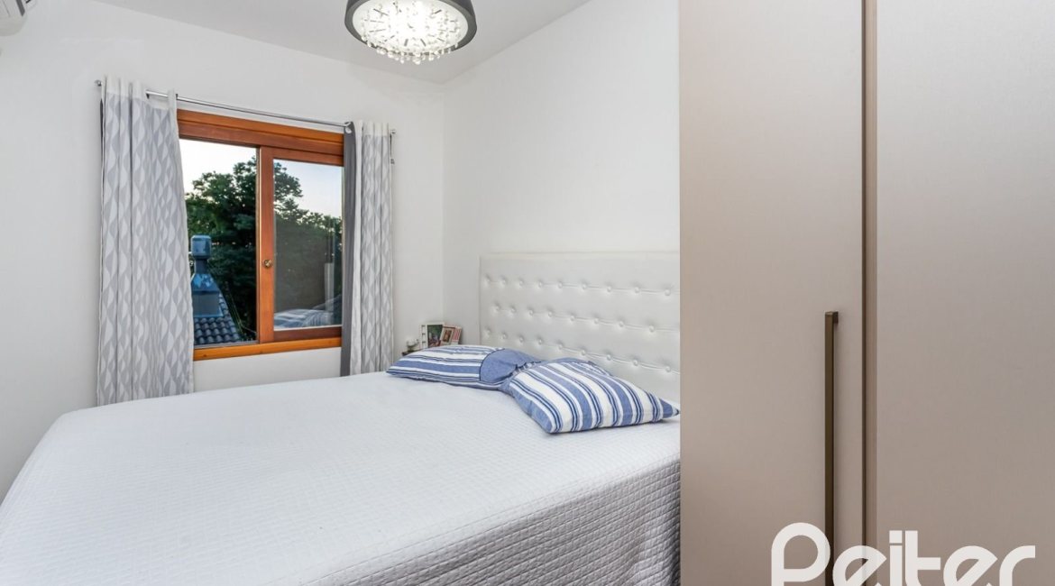 Casa à venda com 262m², 3 dormitórios, 1 suíte, 4 vagas, no bairro Ipanema em Porto Alegre