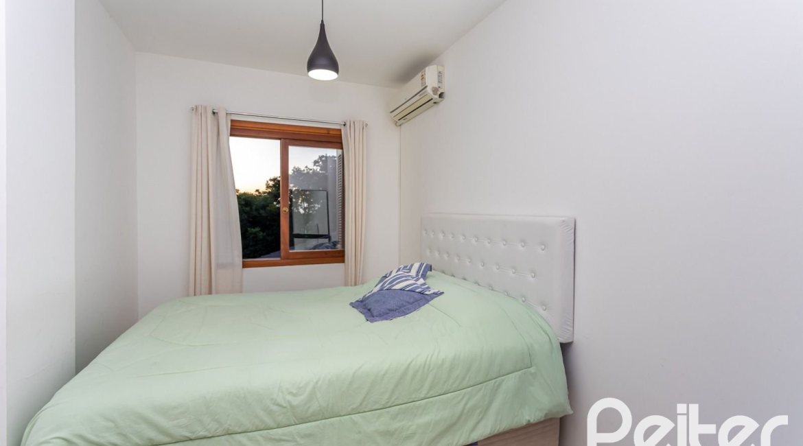 Casa à venda com 262m², 3 dormitórios, 1 suíte, 4 vagas, no bairro Ipanema em Porto Alegre