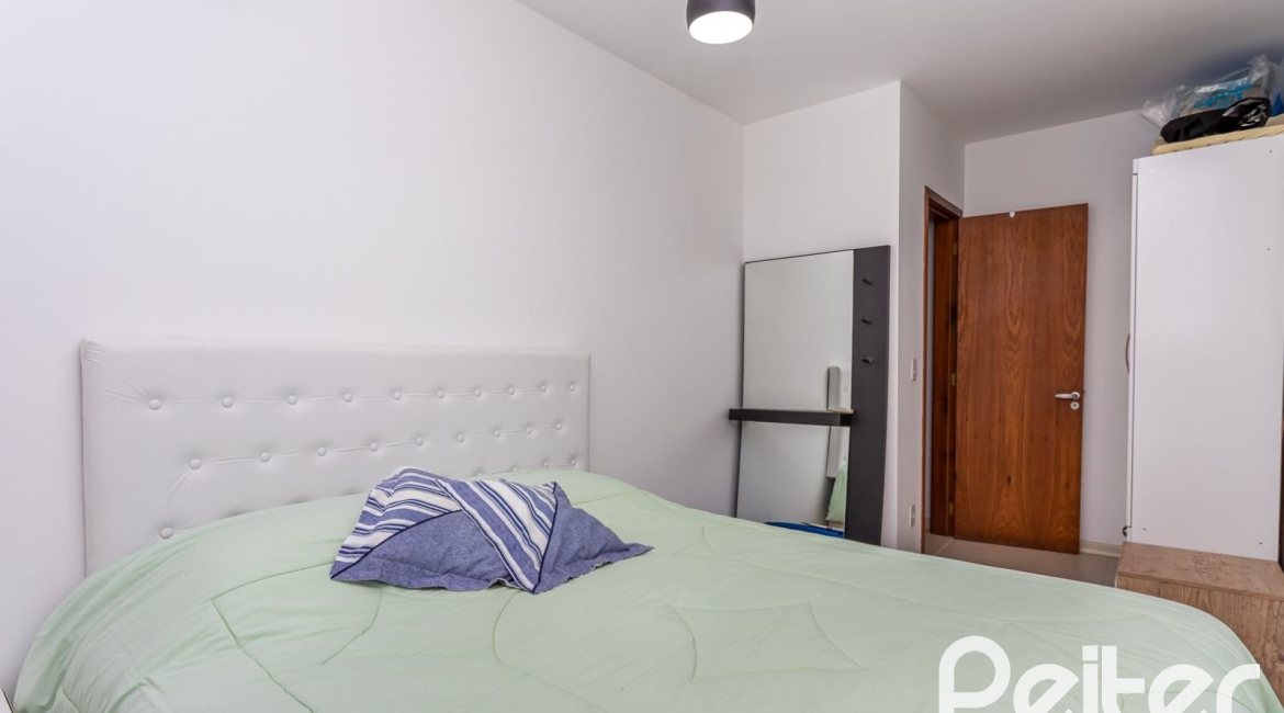 Casa à venda com 262m², 3 dormitórios, 1 suíte, 4 vagas, no bairro Ipanema em Porto Alegre