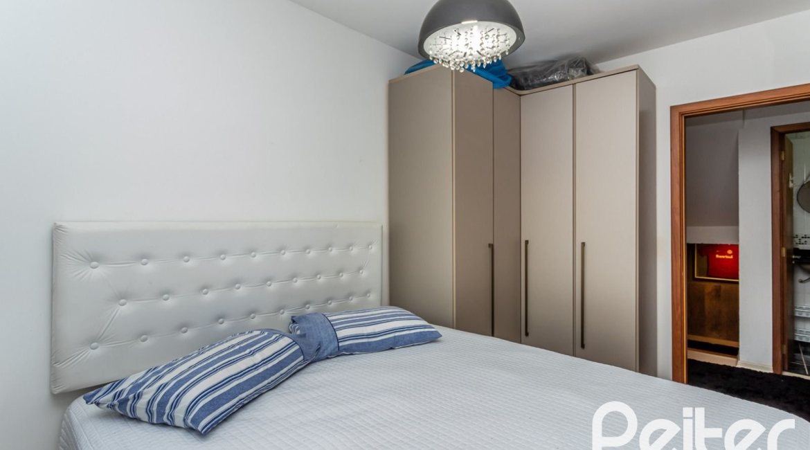 Casa à venda com 262m², 3 dormitórios, 1 suíte, 4 vagas, no bairro Ipanema em Porto Alegre