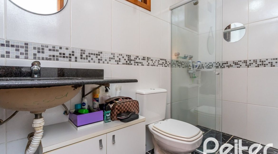 Casa à venda com 262m², 3 dormitórios, 1 suíte, 4 vagas, no bairro Ipanema em Porto Alegre