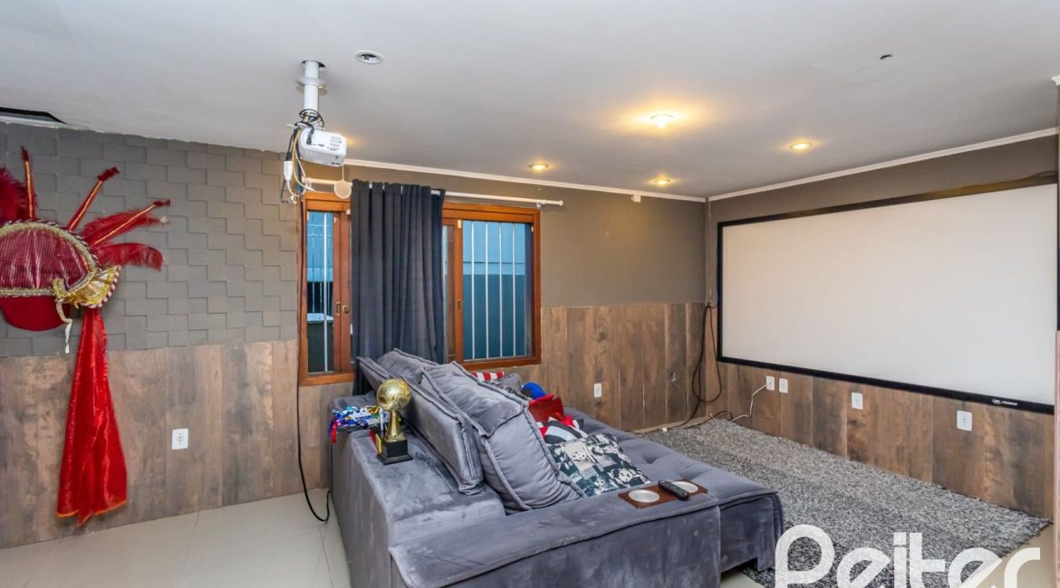 Casa à venda com 262m², 3 dormitórios, 1 suíte, 4 vagas, no bairro Ipanema em Porto Alegre