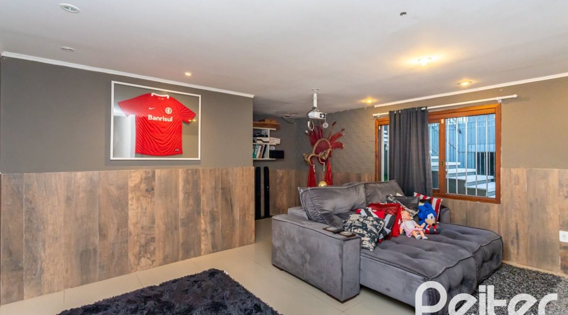 Casa à venda com 262m², 3 dormitórios, 1 suíte, 4 vagas, no bairro Ipanema em Porto Alegre