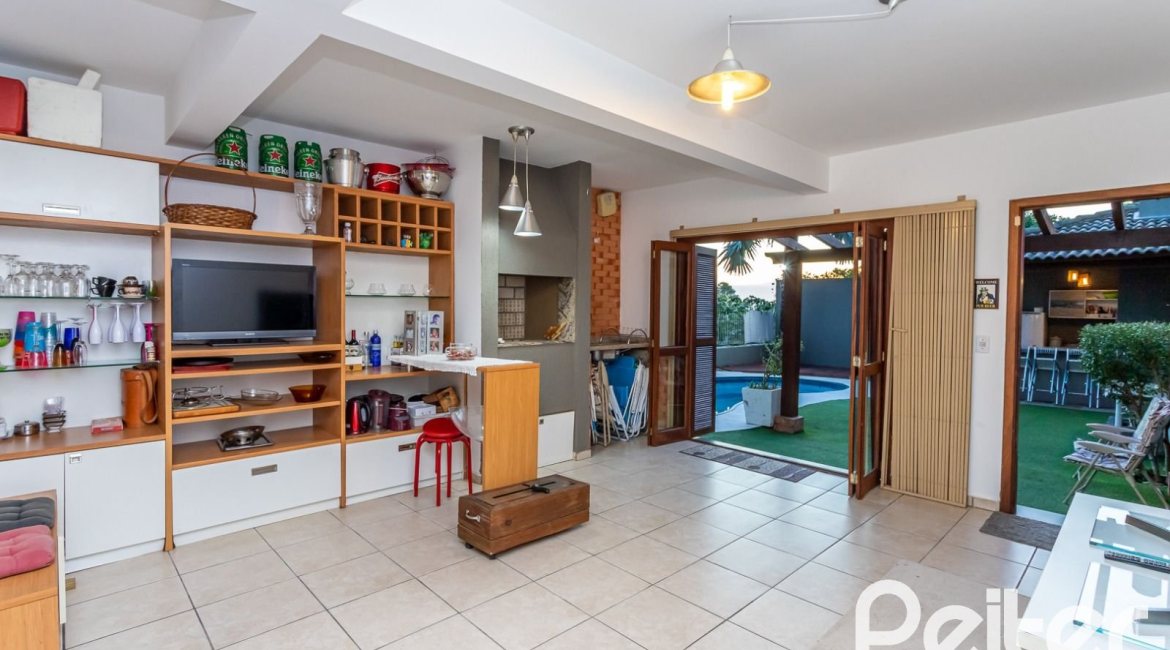 Casa à venda com 262m², 3 dormitórios, 1 suíte, 4 vagas, no bairro Ipanema em Porto Alegre