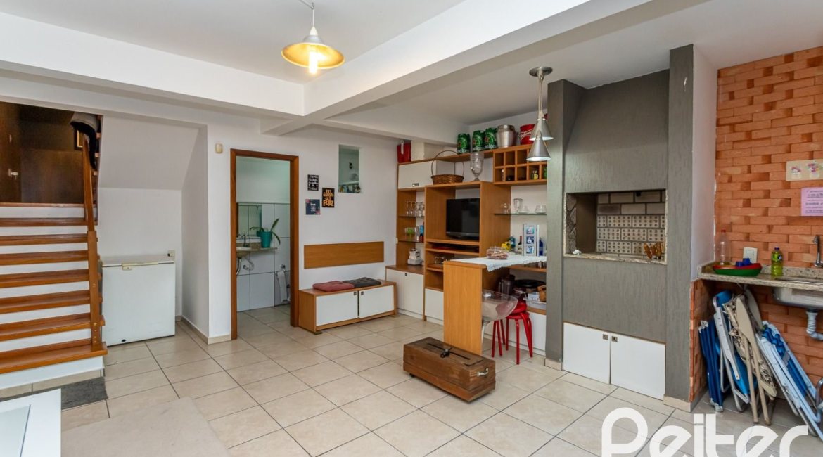 Casa à venda com 262m², 3 dormitórios, 1 suíte, 4 vagas, no bairro Ipanema em Porto Alegre