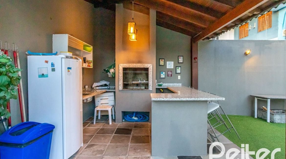 Casa à venda com 262m², 3 dormitórios, 1 suíte, 4 vagas, no bairro Ipanema em Porto Alegre