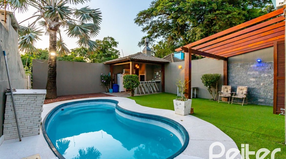 Casa à venda com 262m², 3 dormitórios, 1 suíte, 4 vagas, no bairro Ipanema em Porto Alegre