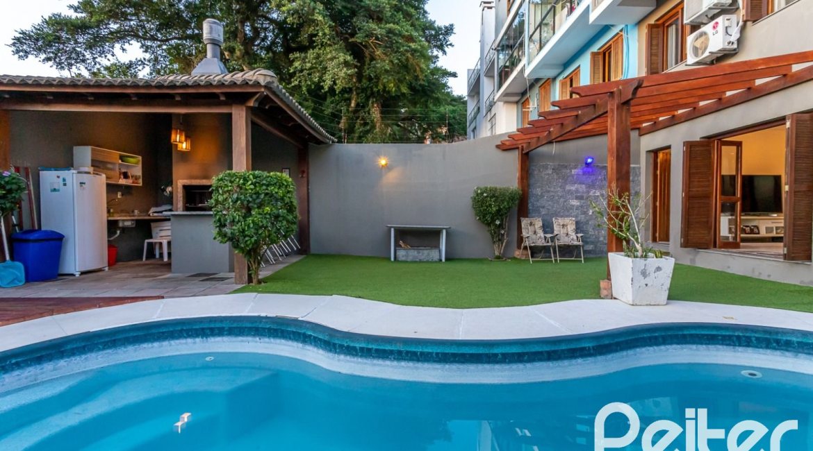 Casa à venda com 262m², 3 dormitórios, 1 suíte, 4 vagas, no bairro Ipanema em Porto Alegre