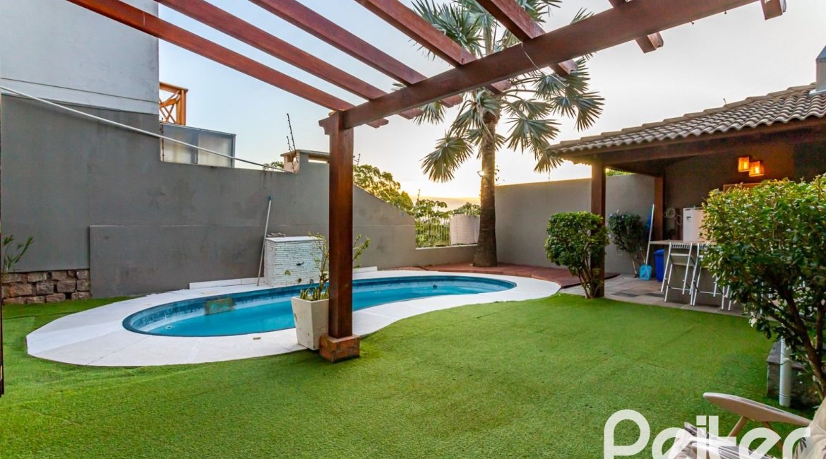 Casa à venda com 262m², 3 dormitórios, 1 suíte, 4 vagas, no bairro Ipanema em Porto Alegre