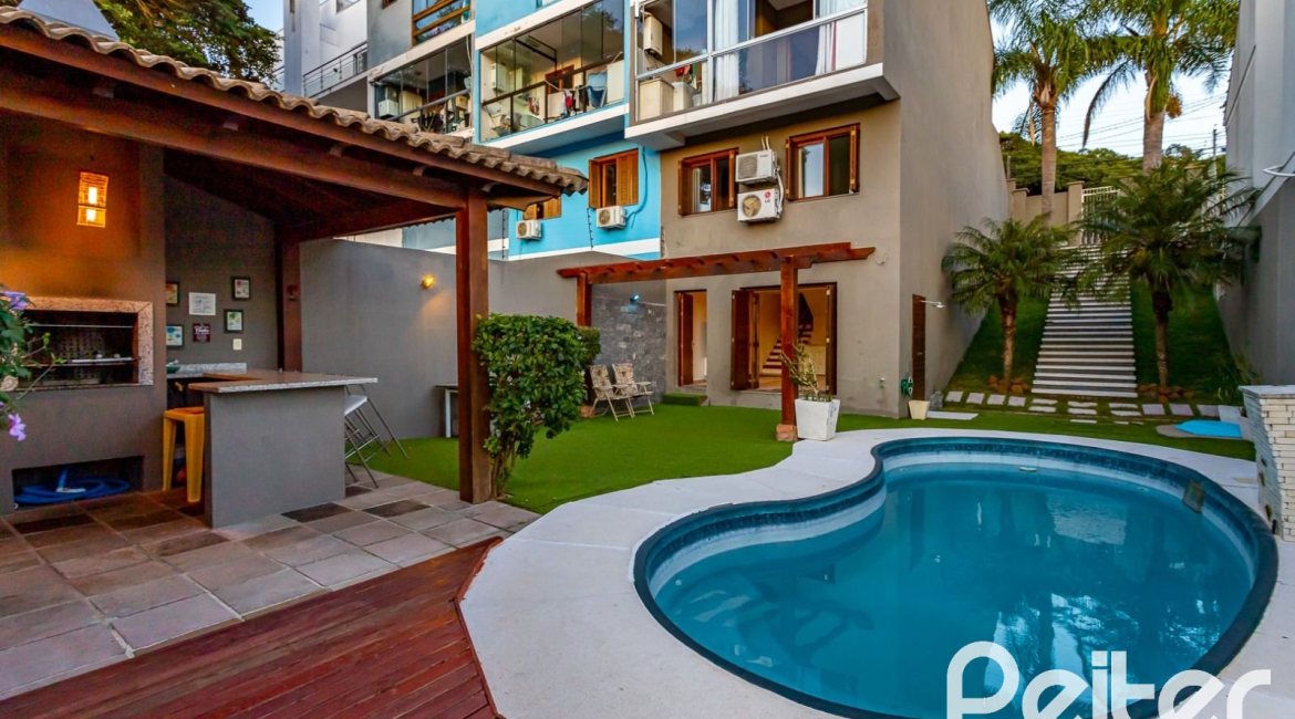 Casa à venda com 262m², 3 dormitórios, 1 suíte, 4 vagas, no bairro Ipanema em Porto Alegre