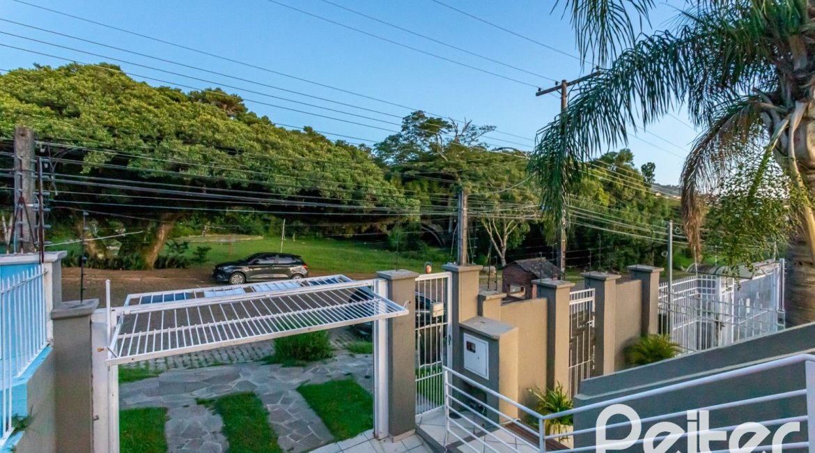 Casa à venda com 262m², 3 dormitórios, 1 suíte, 4 vagas, no bairro Ipanema em Porto Alegre