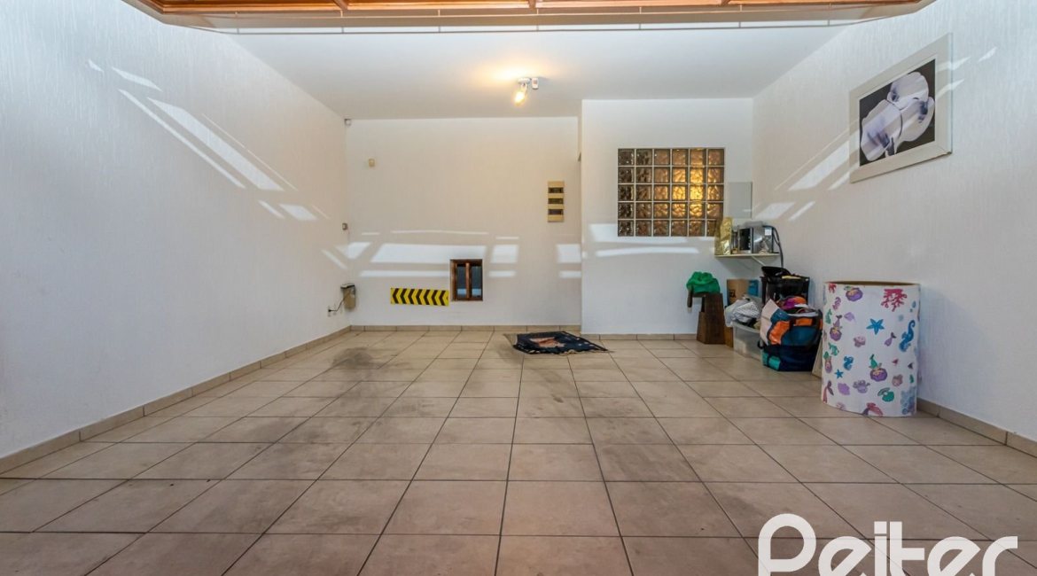 Casa à venda com 262m², 3 dormitórios, 1 suíte, 4 vagas, no bairro Ipanema em Porto Alegre