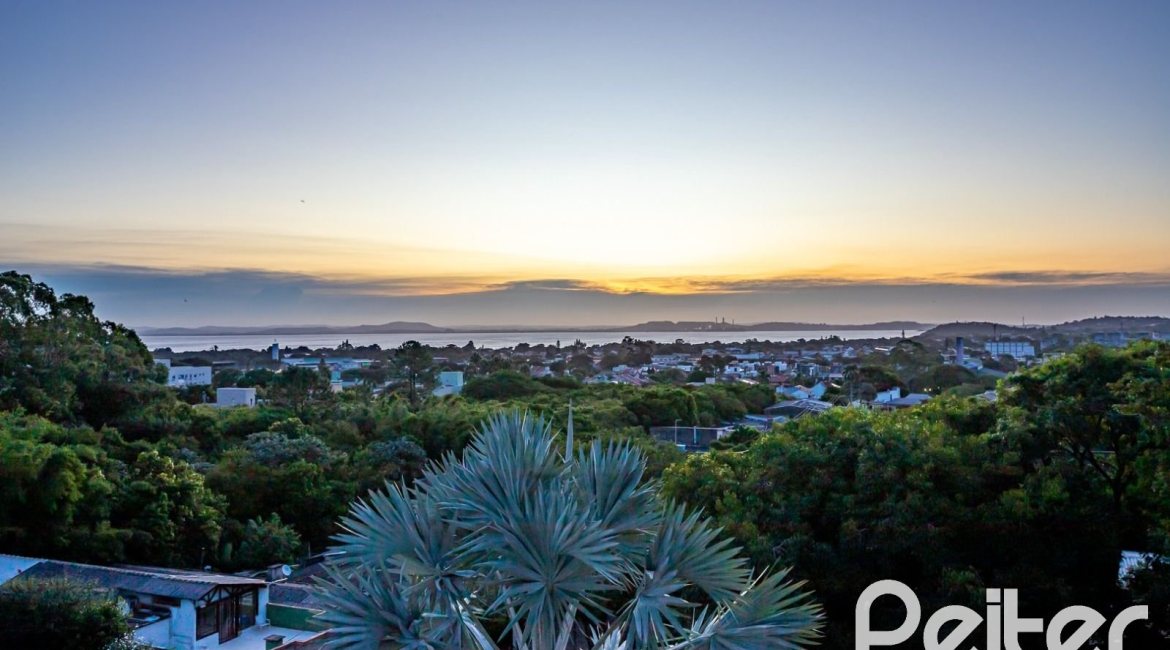 Casa à venda com 262m², 3 dormitórios, 1 suíte, 4 vagas, no bairro Ipanema em Porto Alegre