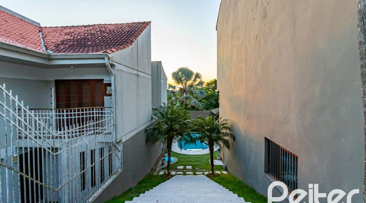 Casa à venda com 262m², 3 dormitórios, 1 suíte, 4 vagas, no bairro Ipanema em Porto Alegre