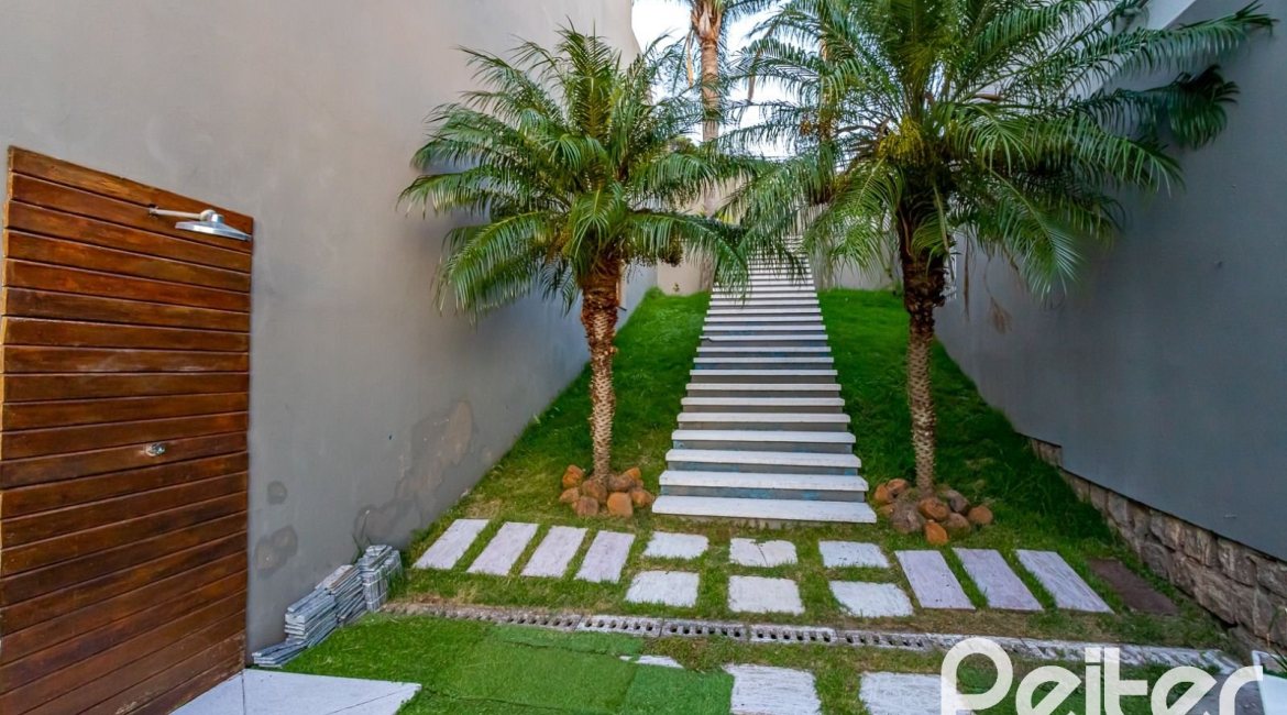 Casa à venda com 262m², 3 dormitórios, 1 suíte, 4 vagas, no bairro Ipanema em Porto Alegre