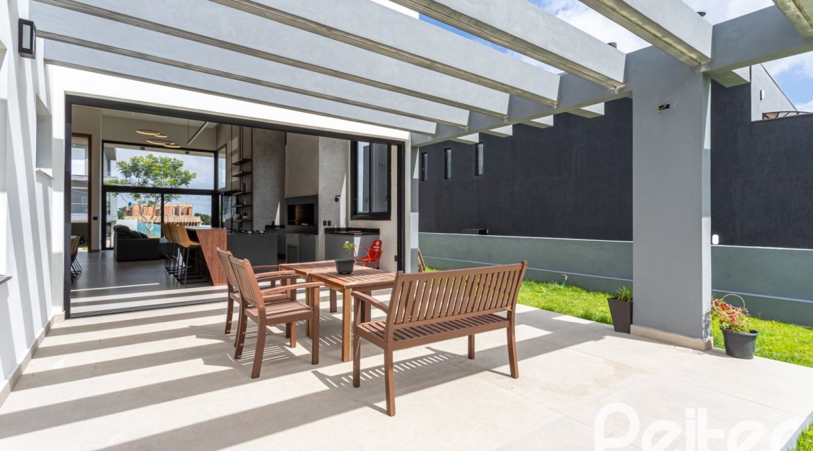 Casa em Condomínio à venda com 270m², 3 dormitórios, 3 suítes, 3 vagas, no bairro Alphaville em PORTO ALEGRE