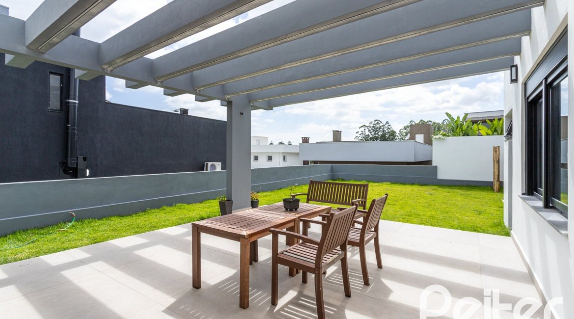 Casa em Condomínio à venda com 270m², 3 dormitórios, 3 suítes, 3 vagas, no bairro Alphaville em PORTO ALEGRE