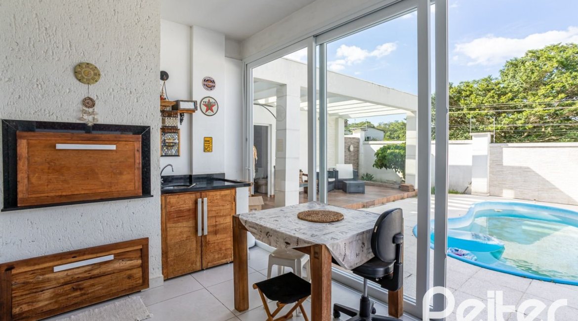 Casa em Condomínio à venda com 245m², 3 dormitórios, 3 suítes, 4 vagas, no bairro Mountain Ville em PORTO ALEGRE