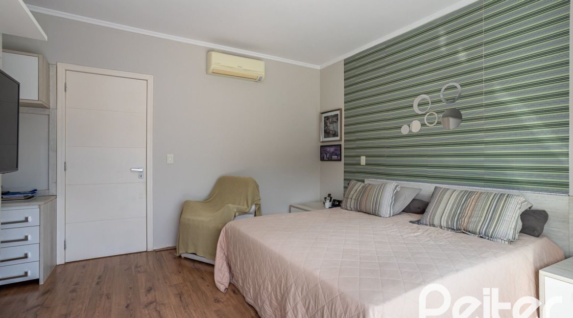 Casa em Condomínio à venda com 245m², 3 dormitórios, 3 suítes, 4 vagas, no bairro Mountain Ville em PORTO ALEGRE