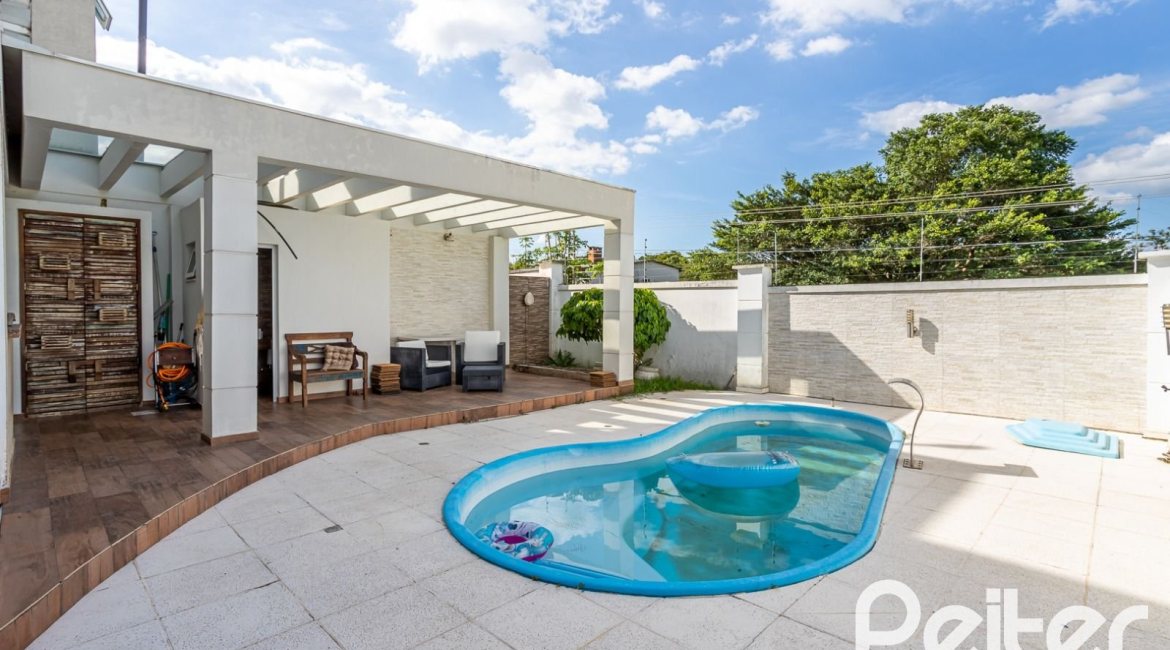 Casa em Condomínio à venda com 245m², 3 dormitórios, 3 suítes, 4 vagas, no bairro Mountain Ville em PORTO ALEGRE