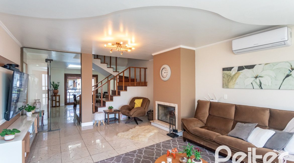 Casa à venda com 370m², 4 dormitórios, 4 suítes, 2 vagas, no bairro Tristeza em Porto Alegre