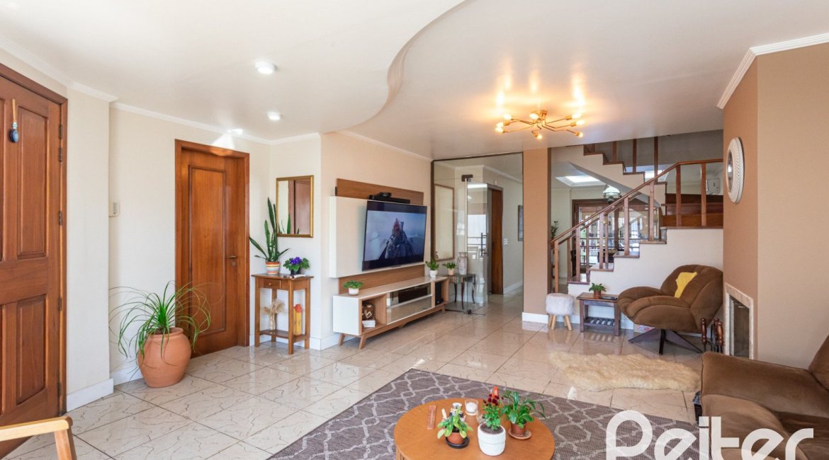 Casa à venda com 370m², 4 dormitórios, 4 suítes, 2 vagas, no bairro Tristeza em Porto Alegre