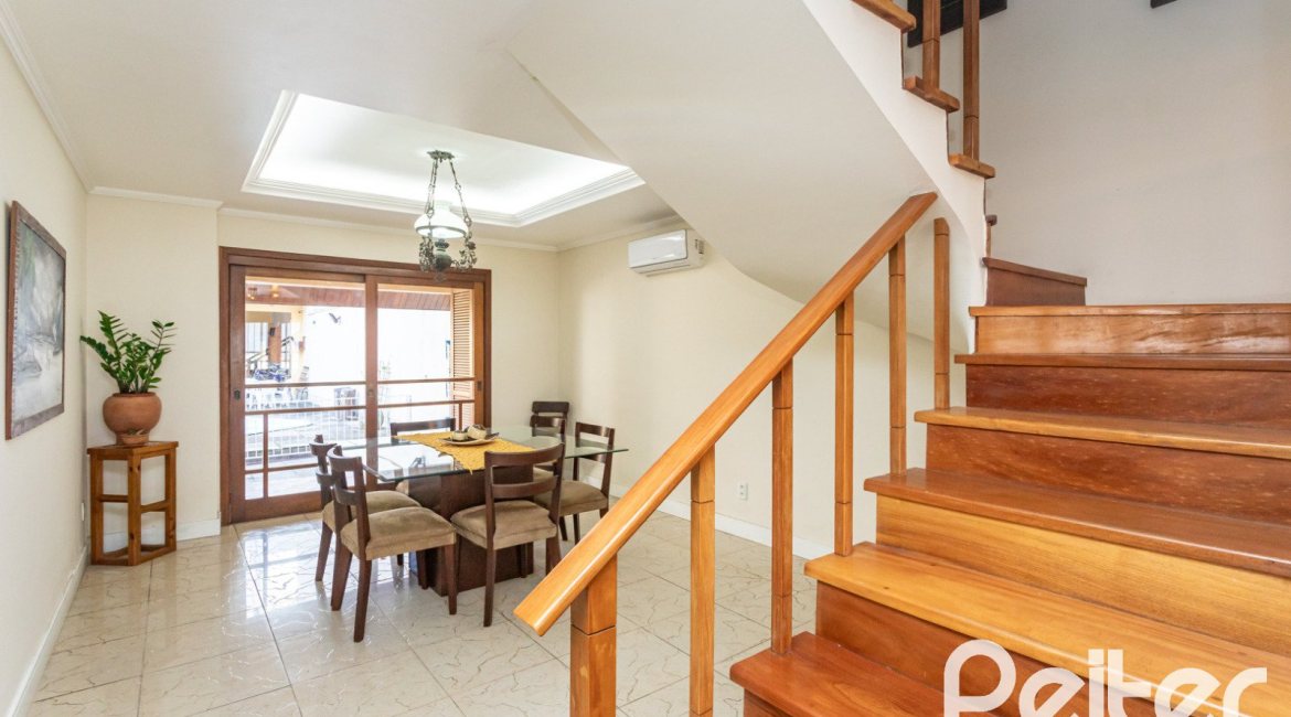 Casa à venda com 370m², 4 dormitórios, 4 suítes, 2 vagas, no bairro Tristeza em Porto Alegre