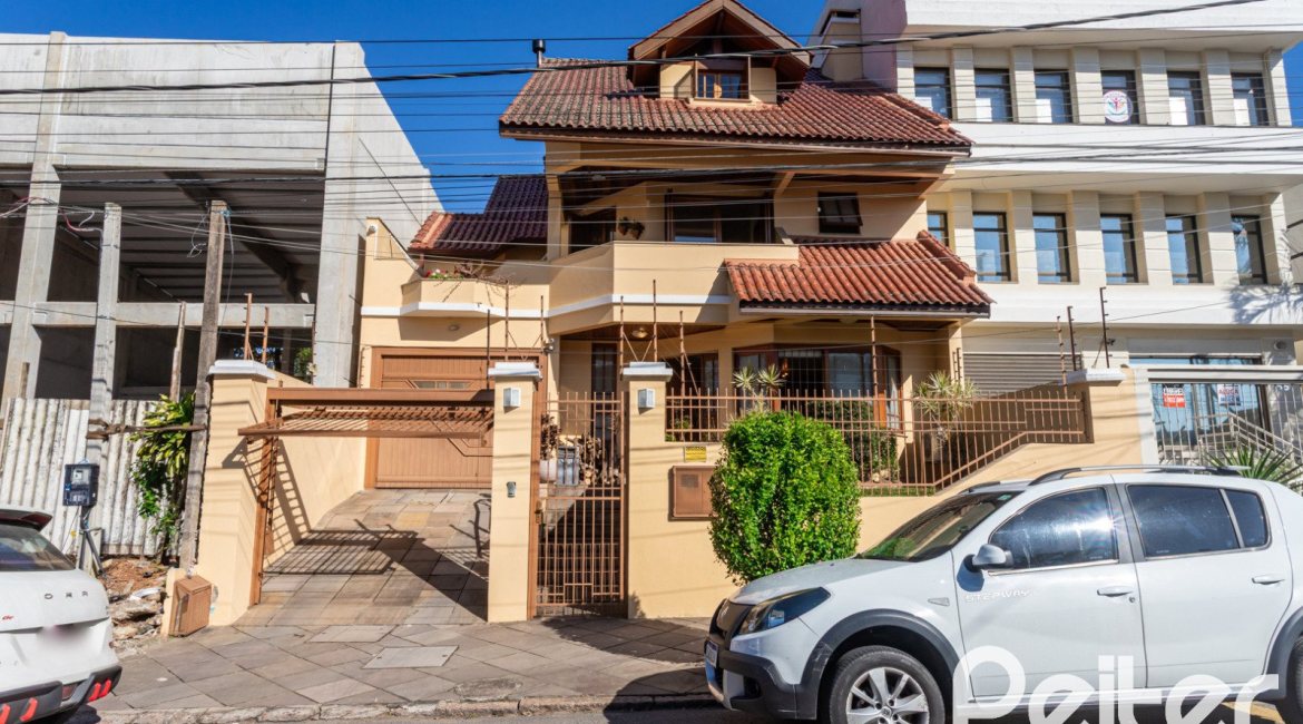 Casa à venda com 370m², 4 dormitórios, 4 suítes, 2 vagas, no bairro Tristeza em Porto Alegre