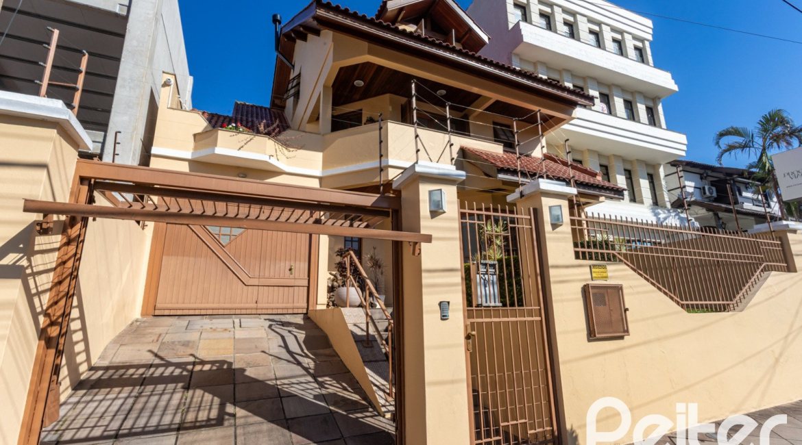 Casa à venda com 370m², 4 dormitórios, 4 suítes, 2 vagas, no bairro Tristeza em Porto Alegre
