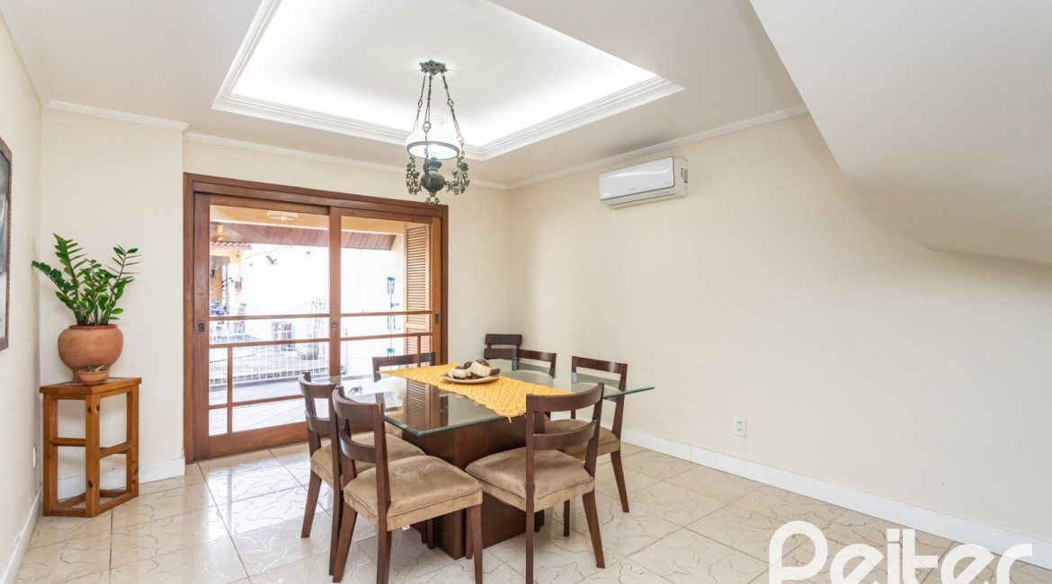 Casa à venda com 370m², 4 dormitórios, 4 suítes, 2 vagas, no bairro Tristeza em Porto Alegre