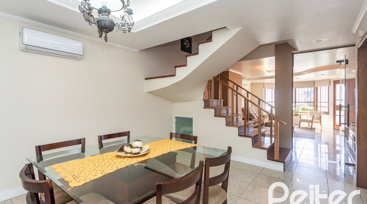 Casa à venda com 370m², 4 dormitórios, 4 suítes, 2 vagas, no bairro Tristeza em Porto Alegre