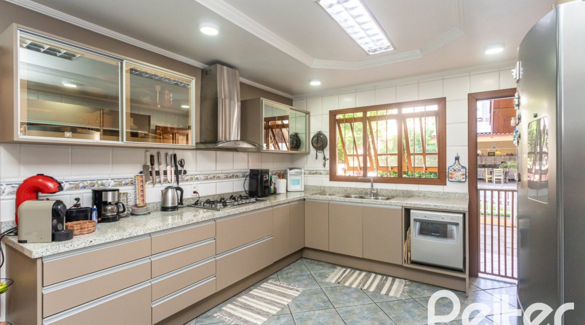 Casa à venda com 370m², 4 dormitórios, 4 suítes, 2 vagas, no bairro Tristeza em Porto Alegre