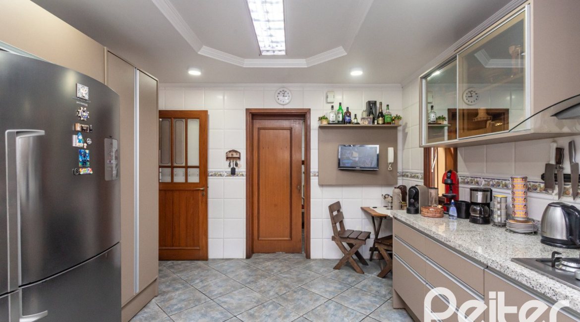 Casa à venda com 370m², 4 dormitórios, 4 suítes, 2 vagas, no bairro Tristeza em Porto Alegre