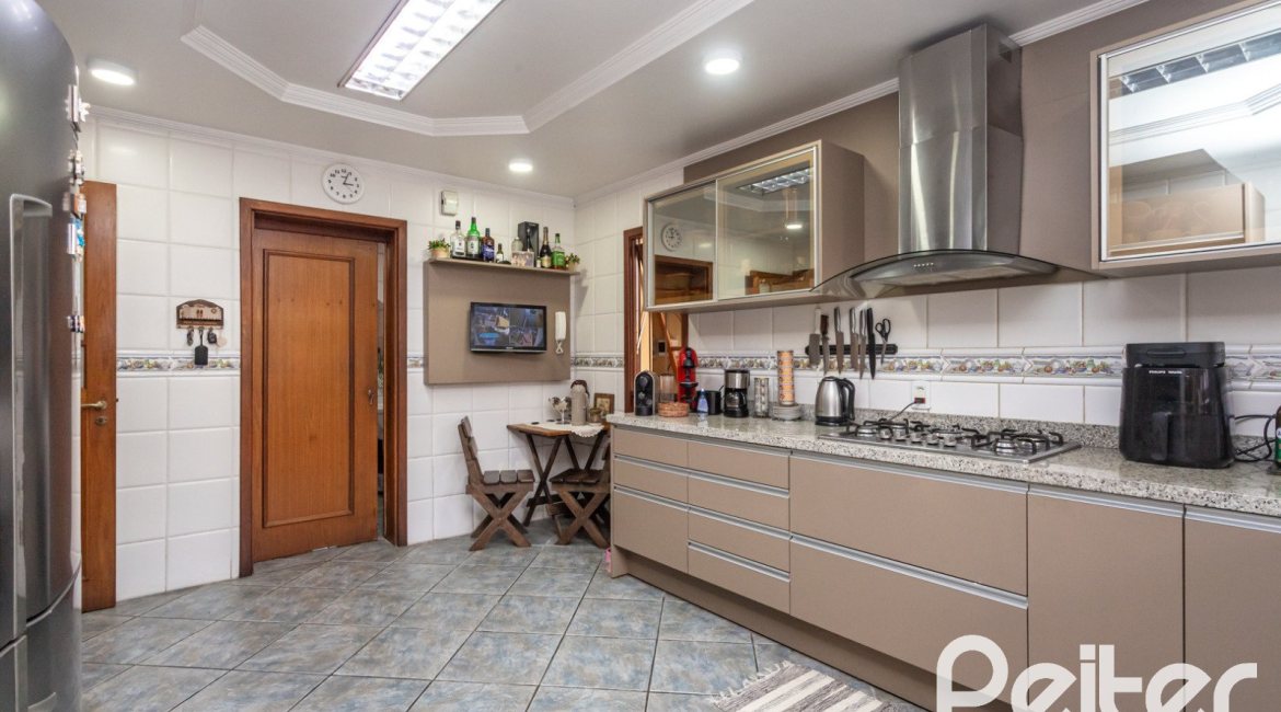 Casa à venda com 370m², 4 dormitórios, 4 suítes, 2 vagas, no bairro Tristeza em Porto Alegre