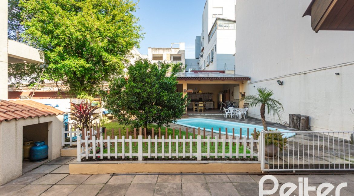 Casa à venda com 370m², 4 dormitórios, 4 suítes, 2 vagas, no bairro Tristeza em Porto Alegre
