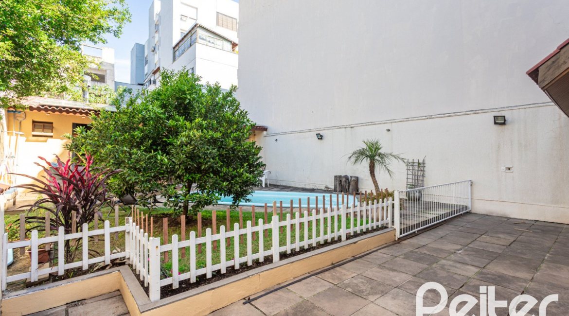 Casa à venda com 370m², 4 dormitórios, 4 suítes, 2 vagas, no bairro Tristeza em Porto Alegre