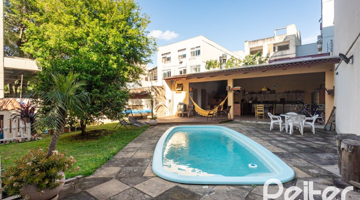 Casa à venda com 370m², 4 dormitórios, 4 suítes, 2 vagas, no bairro Tristeza em Porto Alegre