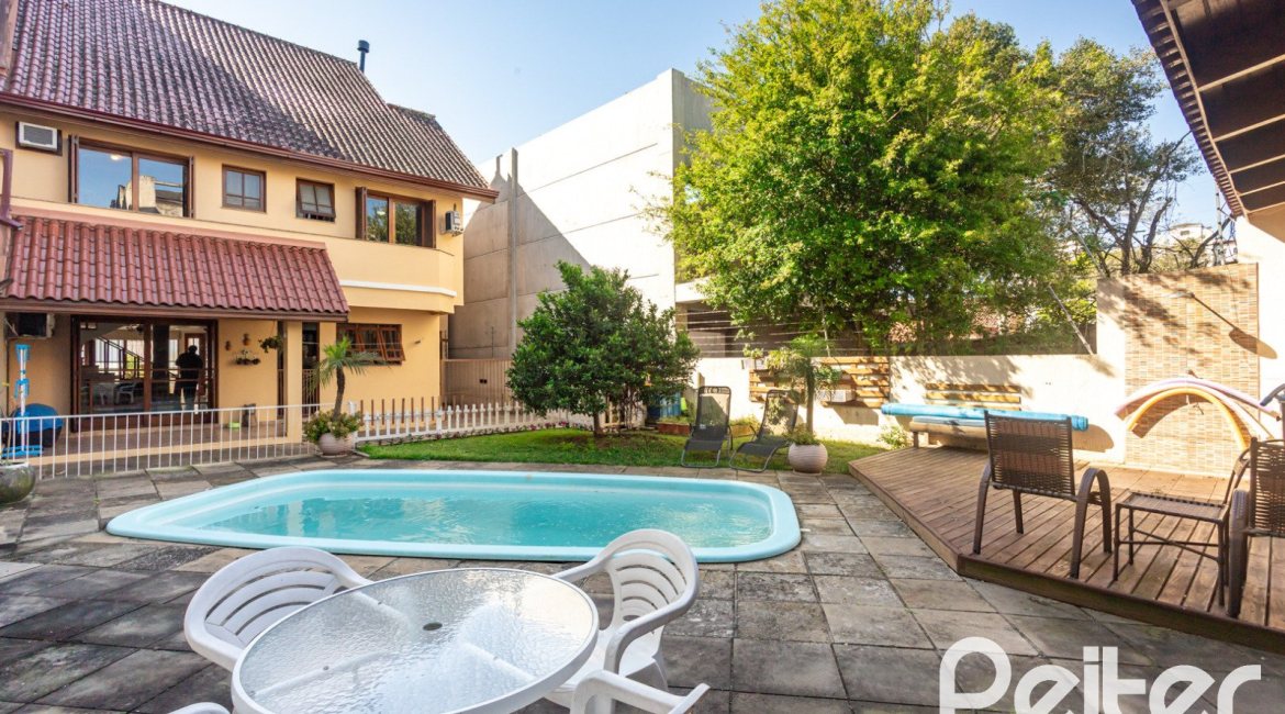 Casa à venda com 370m², 4 dormitórios, 4 suítes, 2 vagas, no bairro Tristeza em Porto Alegre