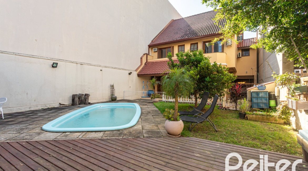 Casa à venda com 370m², 4 dormitórios, 4 suítes, 2 vagas, no bairro Tristeza em Porto Alegre