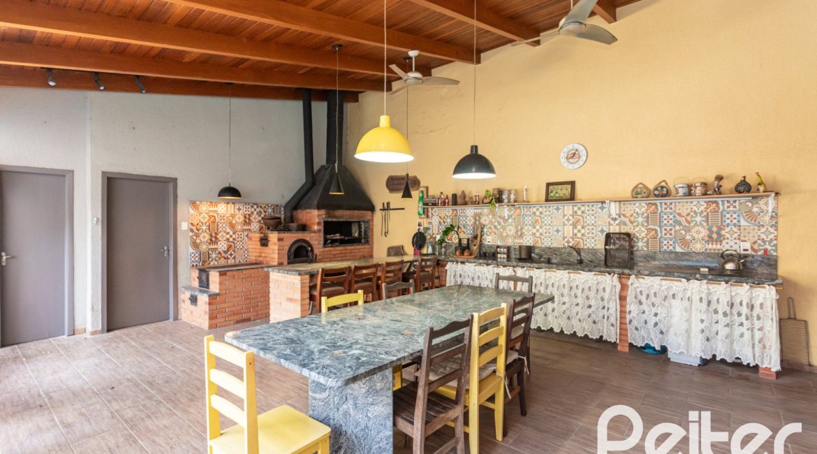 Casa à venda com 370m², 4 dormitórios, 4 suítes, 2 vagas, no bairro Tristeza em Porto Alegre